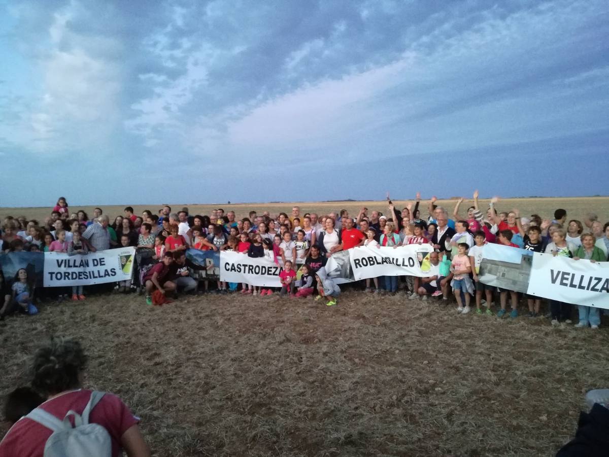 Los pueblos de Castrodeza, Velliza, Villán de Tordesillas y Robladillo se reúnen bajo la luna llena en el páramo de Torozos. 