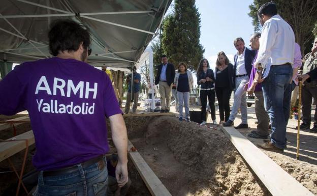 El alcalde, Óscar Puente, visita una de las fosas en las que trabaja la ARMH.