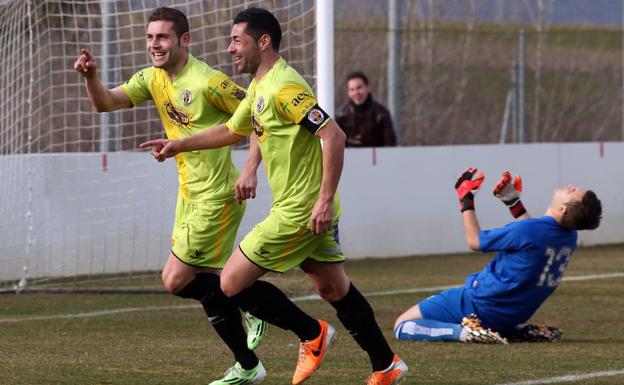 Diego Torres e Iván Pelayo celebran un gol con el Deportivo Palencia.