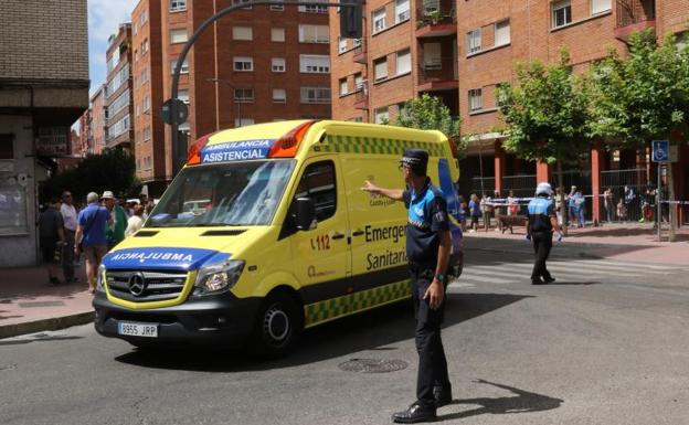 Un policía dirige a la ambulancia en la zona del accidente.