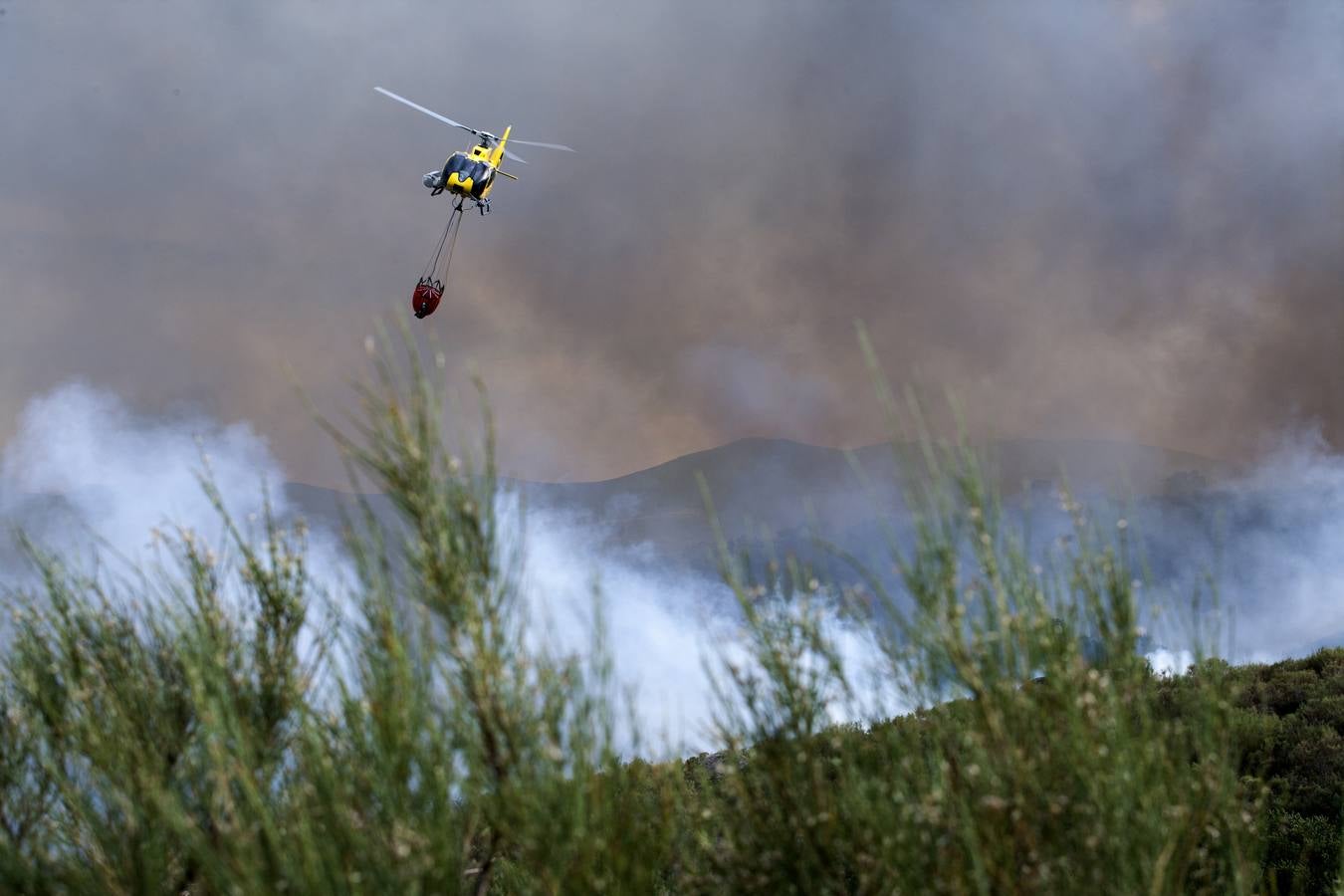 Intervención de medios aéreos en el incendio