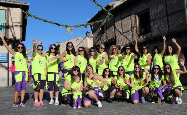 Las componentes de la peña La Tentación, ayer en la plaza de San Lorenzo. 