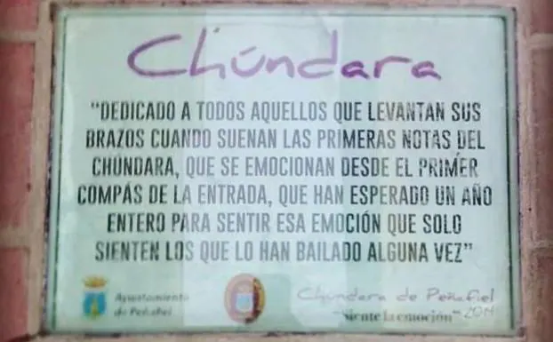 Placa colocada como homenaje al chúndara en el inicio del recorrido. 