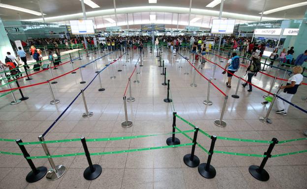 Área de espera del control de seguridad vacía en el aeropuerto del Prat
