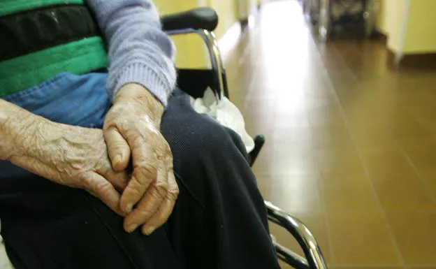 Una anciana en un hospital madrileño. 