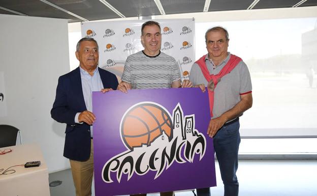 Martínez-Zulaica, Prado e Ibáñez, en la presentación del nuevo entrenador. 