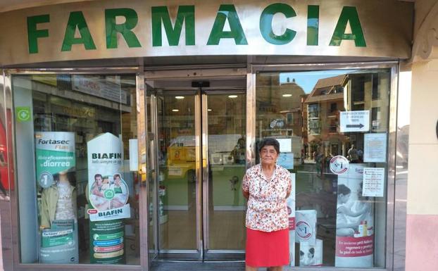 La galardonada Araceli de la Fuente junto a su farmacia 