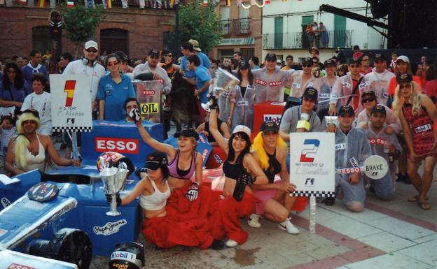 Miembros de la peña Muy Deficientes, durante una edición de las fiestas de Navalmanzano. 