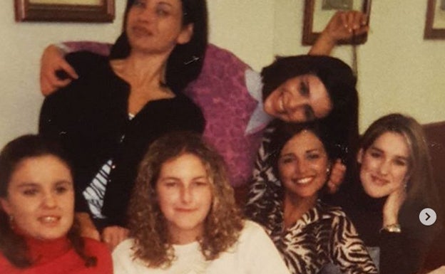 La misma foto, cuando Paula y sus amigas eran más jóvenes. 