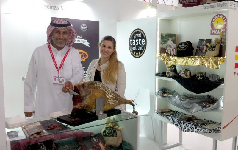 Un cliente musulmán cortando la cecina de León.