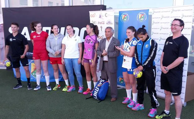 Las jugadoras María González, Ana Viloria, Nekane Terrés, María O´Mullony, Ángela Nieto y Lourdes Guerra posan con las nuevas equipaciones acompañadas de Javier Sánchez, José Luis Álvarez y Miguel Ángel Peñas. 