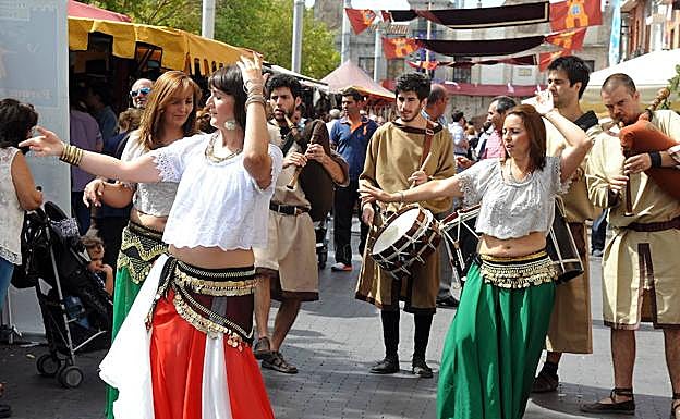 Bailarinas en la Feria Renacentista de Medina del Campo, Valladolid