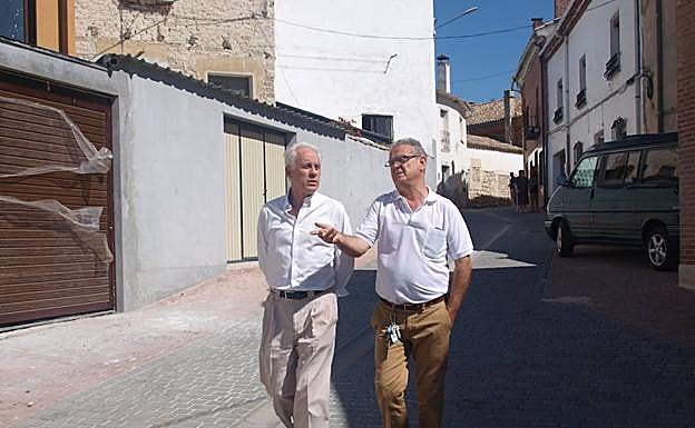 Delegado territorial y el alcalde de Villaviudas en las calles del municipio