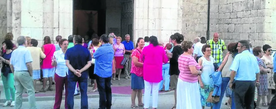 Vecinos de Pedrajas, a la salida del templo parroquial, tras la misa funeral por la pequeña Sara.