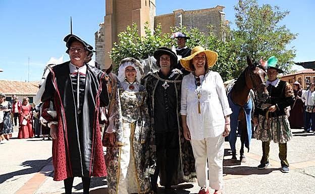 El alcalde de Becerril y la presidenta de la Diputación reciben a Carlos V.