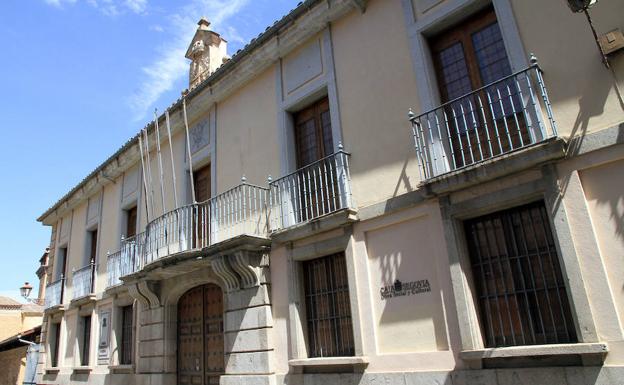 Fachada del Palacio de Mansilla, en la calle Trinidad del casco histórico, donde aún se ve el logotipo de la antigua Caja Segovia. 