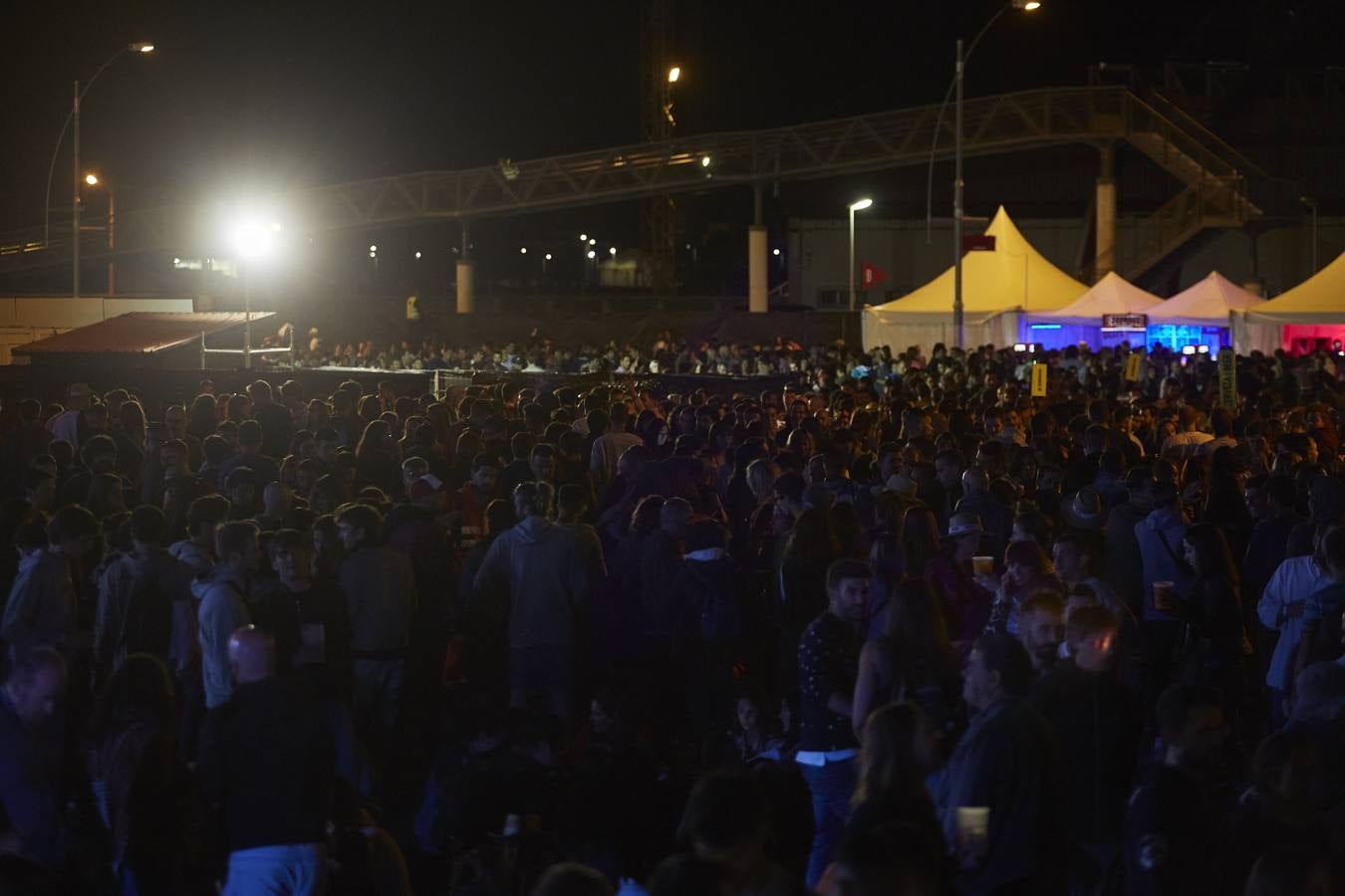 El plantel de la noche prometía, con Leiva, Fangoria, Sidonie, Coque Maya y Xoel López. Y con ellos, 25.000 personas pudieron disfrutar de la completa oferta musical que se fue sucediendo entre los escenarios Ribera del Duero y Aranda. Con el cartel de no hay billetes colgado desde última hora del jueves, la organización decidió duplicar anoche los carriles de entrada al recinto para evitar las colas que se formaron en la jornada del jueves y generaron las quejas de algunos usuarios.