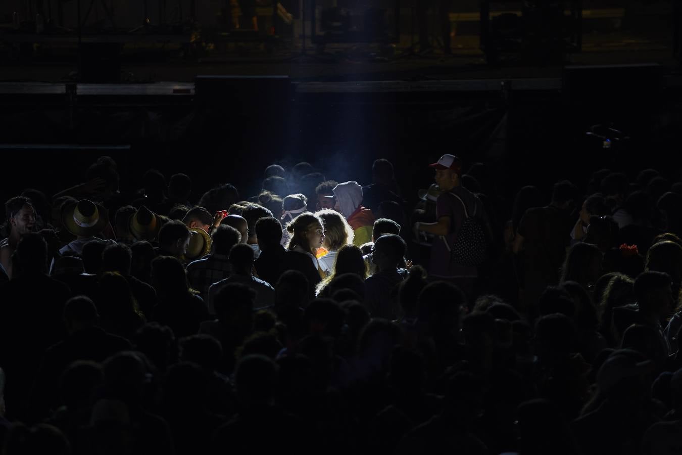 El plantel de la noche prometía, con Leiva, Fangoria, Sidonie, Coque Maya y Xoel López. Y con ellos, 25.000 personas pudieron disfrutar de la completa oferta musical que se fue sucediendo entre los escenarios Ribera del Duero y Aranda. Con el cartel de no hay billetes colgado desde última hora del jueves, la organización decidió duplicar anoche los carriles de entrada al recinto para evitar las colas que se formaron en la jornada del jueves y generaron las quejas de algunos usuarios.