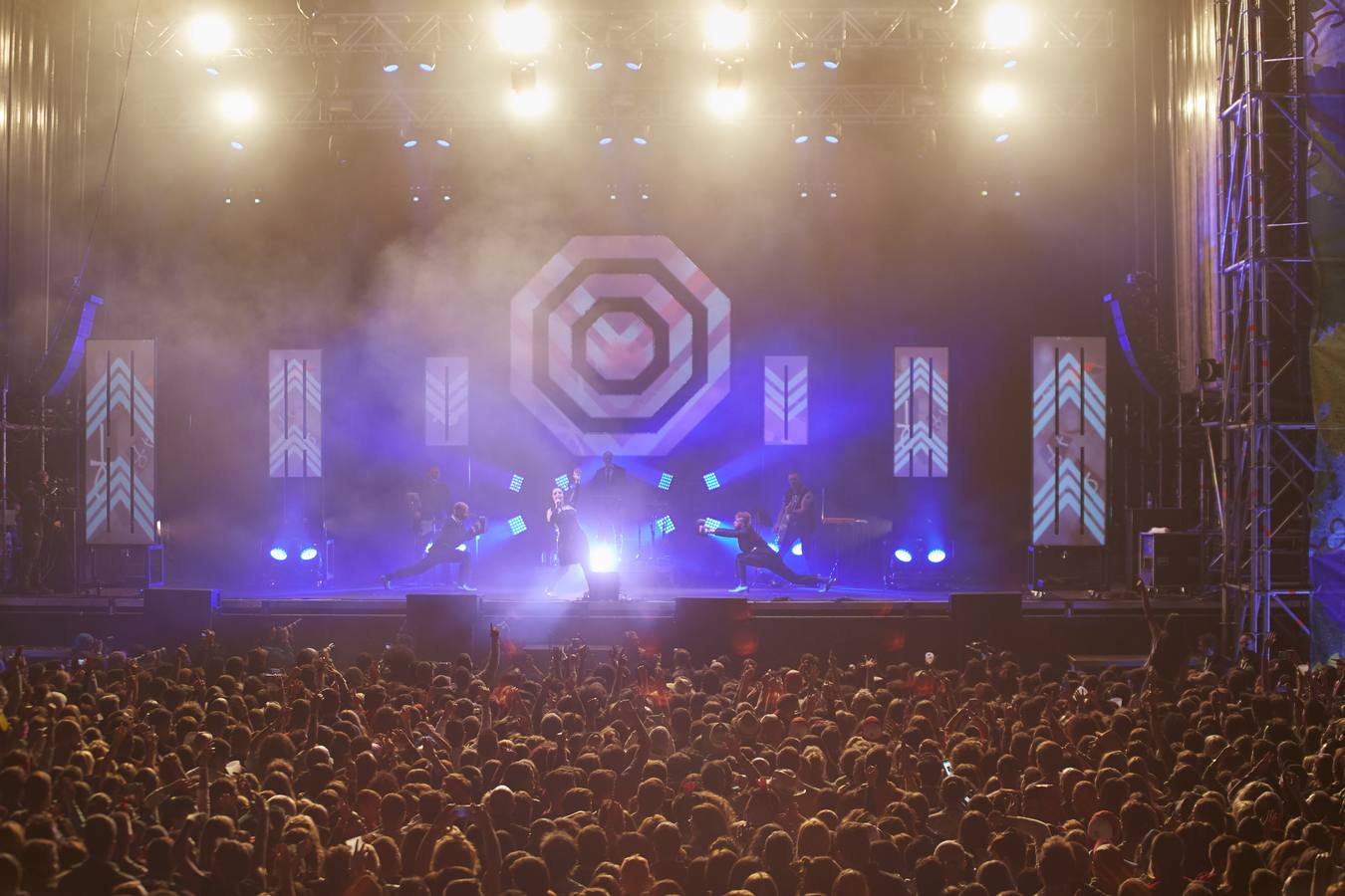 El plantel de la noche prometía, con Leiva, Fangoria, Sidonie, Coque Maya y Xoel López. Y con ellos, 25.000 personas pudieron disfrutar de la completa oferta musical que se fue sucediendo entre los escenarios Ribera del Duero y Aranda. Con el cartel de no hay billetes colgado desde última hora del jueves, la organización decidió duplicar anoche los carriles de entrada al recinto para evitar las colas que se formaron en la jornada del jueves y generaron las quejas de algunos usuarios.