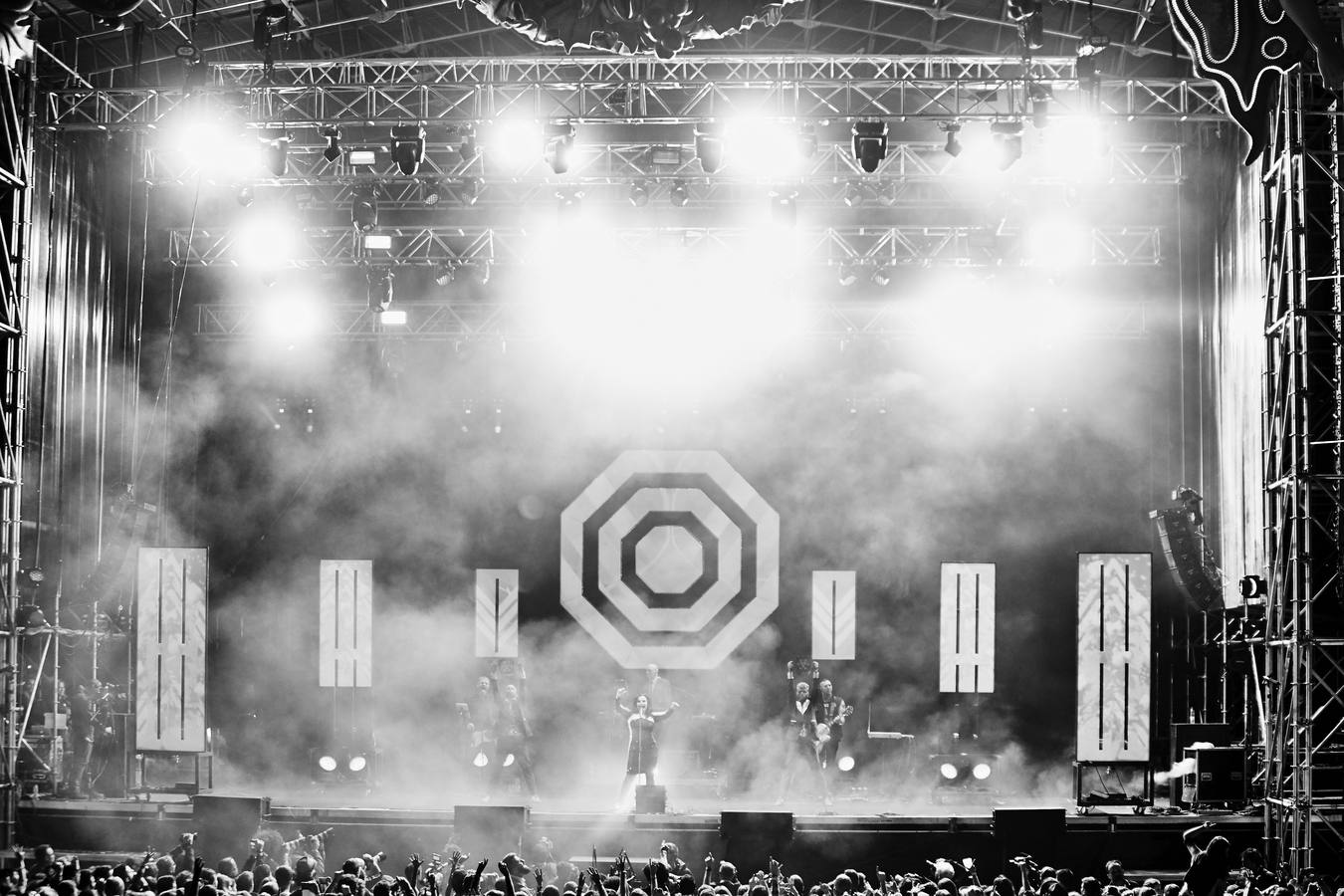 El plantel de la noche prometía, con Leiva, Fangoria, Sidonie, Coque Maya y Xoel López. Y con ellos, 25.000 personas pudieron disfrutar de la completa oferta musical que se fue sucediendo entre los escenarios Ribera del Duero y Aranda. Con el cartel de no hay billetes colgado desde última hora del jueves, la organización decidió duplicar anoche los carriles de entrada al recinto para evitar las colas que se formaron en la jornada del jueves y generaron las quejas de algunos usuarios.