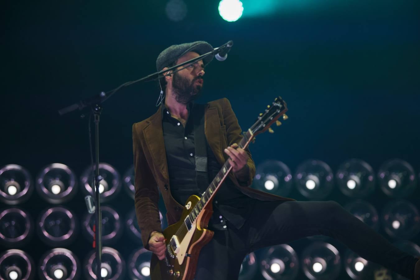 El plantel de la noche prometía, con Leiva, Fangoria, Sidonie, Coque Maya y Xoel López. Y con ellos, 25.000 personas pudieron disfrutar de la completa oferta musical que se fue sucediendo entre los escenarios Ribera del Duero y Aranda. Con el cartel de no hay billetes colgado desde última hora del jueves, la organización decidió duplicar anoche los carriles de entrada al recinto para evitar las colas que se formaron en la jornada del jueves y generaron las quejas de algunos usuarios.