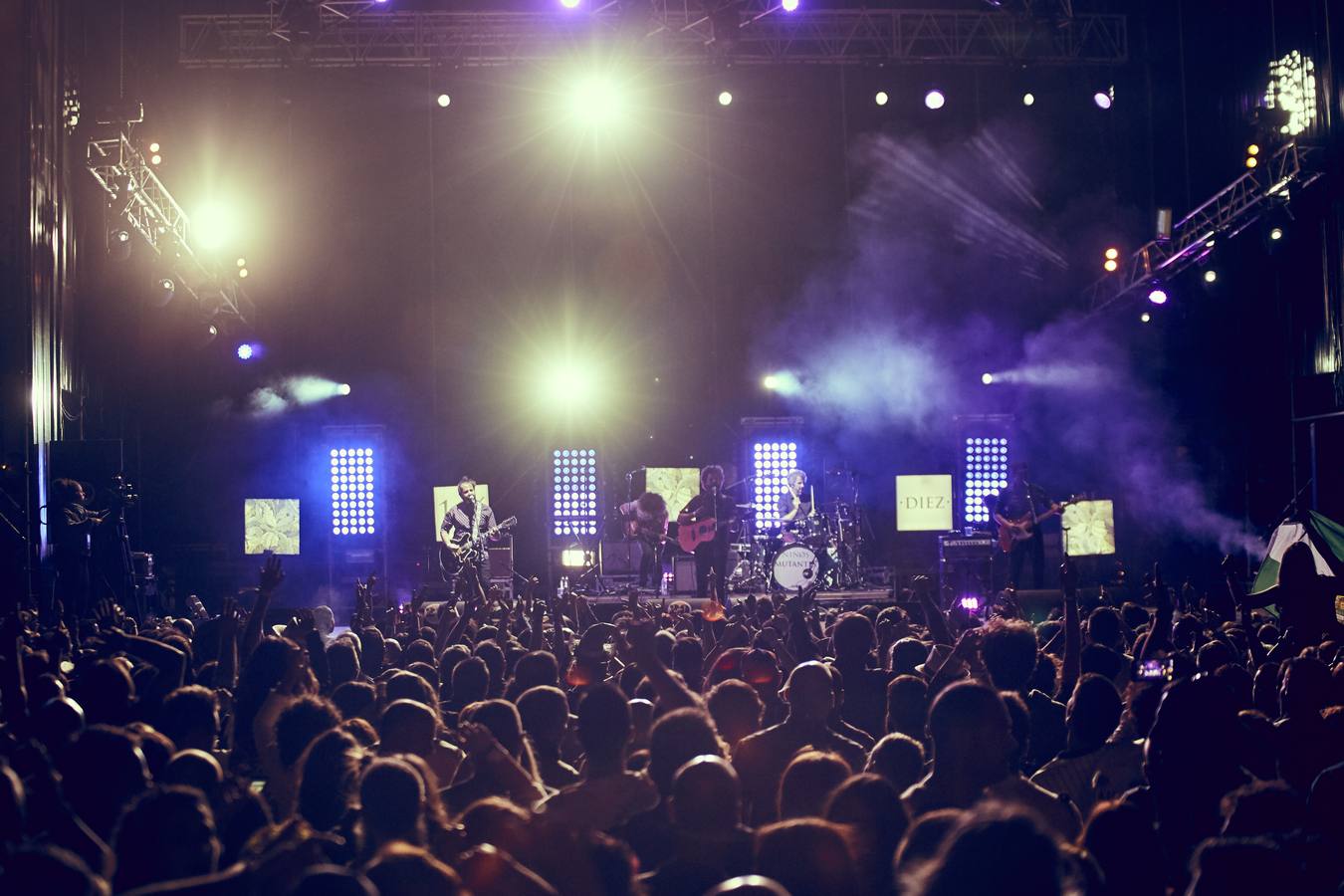 El plantel de la noche prometía, con Leiva, Fangoria, Sidonie, Coque Maya y Xoel López. Y con ellos, 25.000 personas pudieron disfrutar de la completa oferta musical que se fue sucediendo entre los escenarios Ribera del Duero y Aranda. Con el cartel de no hay billetes colgado desde última hora del jueves, la organización decidió duplicar anoche los carriles de entrada al recinto para evitar las colas que se formaron en la jornada del jueves y generaron las quejas de algunos usuarios.