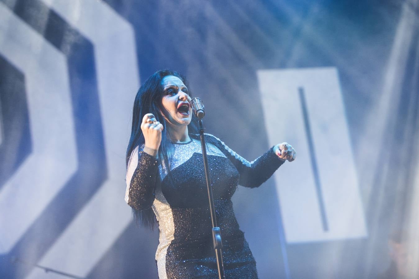 El plantel de la noche prometía, con Leiva, Fangoria, Sidonie, Coque Maya y Xoel López. Y con ellos, 25.000 personas pudieron disfrutar de la completa oferta musical que se fue sucediendo entre los escenarios Ribera del Duero y Aranda. Con el cartel de no hay billetes colgado desde última hora del jueves, la organización decidió duplicar anoche los carriles de entrada al recinto para evitar las colas que se formaron en la jornada del jueves y generaron las quejas de algunos usuarios.