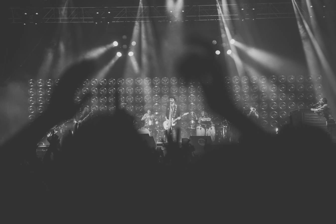 El plantel de la noche prometía, con Leiva, Fangoria, Sidonie, Coque Maya y Xoel López. Y con ellos, 25.000 personas pudieron disfrutar de la completa oferta musical que se fue sucediendo entre los escenarios Ribera del Duero y Aranda. Con el cartel de no hay billetes colgado desde última hora del jueves, la organización decidió duplicar anoche los carriles de entrada al recinto para evitar las colas que se formaron en la jornada del jueves y generaron las quejas de algunos usuarios.