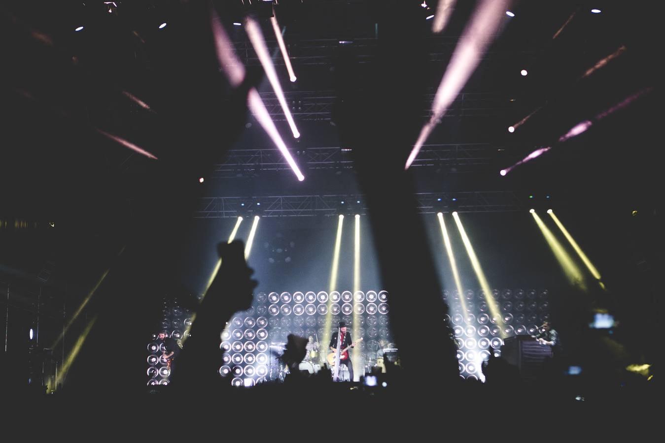 El plantel de la noche prometía, con Leiva, Fangoria, Sidonie, Coque Maya y Xoel López. Y con ellos, 25.000 personas pudieron disfrutar de la completa oferta musical que se fue sucediendo entre los escenarios Ribera del Duero y Aranda. Con el cartel de no hay billetes colgado desde última hora del jueves, la organización decidió duplicar anoche los carriles de entrada al recinto para evitar las colas que se formaron en la jornada del jueves y generaron las quejas de algunos usuarios.