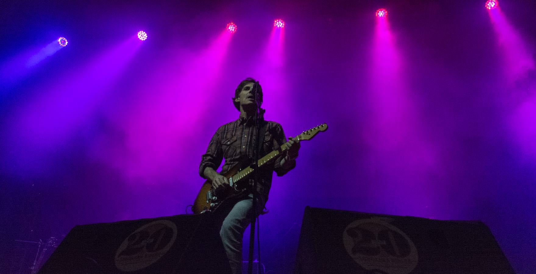 El plantel de la noche prometía, con Leiva, Fangoria, Sidonie, Coque Maya y Xoel López. Y con ellos, 25.000 personas pudieron disfrutar de la completa oferta musical que se fue sucediendo entre los escenarios Ribera del Duero y Aranda. Con el cartel de no hay billetes colgado desde última hora del jueves, la organización decidió duplicar anoche los carriles de entrada al recinto para evitar las colas que se formaron en la jornada del jueves y generaron las quejas de algunos usuarios.