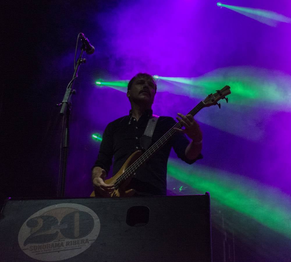 El plantel de la noche prometía, con Leiva, Fangoria, Sidonie, Coque Maya y Xoel López. Y con ellos, 25.000 personas pudieron disfrutar de la completa oferta musical que se fue sucediendo entre los escenarios Ribera del Duero y Aranda. Con el cartel de no hay billetes colgado desde última hora del jueves, la organización decidió duplicar anoche los carriles de entrada al recinto para evitar las colas que se formaron en la jornada del jueves y generaron las quejas de algunos usuarios.