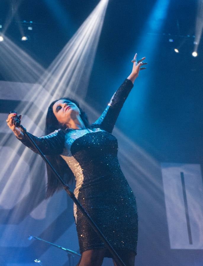 El plantel de la noche prometía, con Leiva, Fangoria, Sidonie, Coque Maya y Xoel López. Y con ellos, 25.000 personas pudieron disfrutar de la completa oferta musical que se fue sucediendo entre los escenarios Ribera del Duero y Aranda. Con el cartel de no hay billetes colgado desde última hora del jueves, la organización decidió duplicar anoche los carriles de entrada al recinto para evitar las colas que se formaron en la jornada del jueves y generaron las quejas de algunos usuarios.