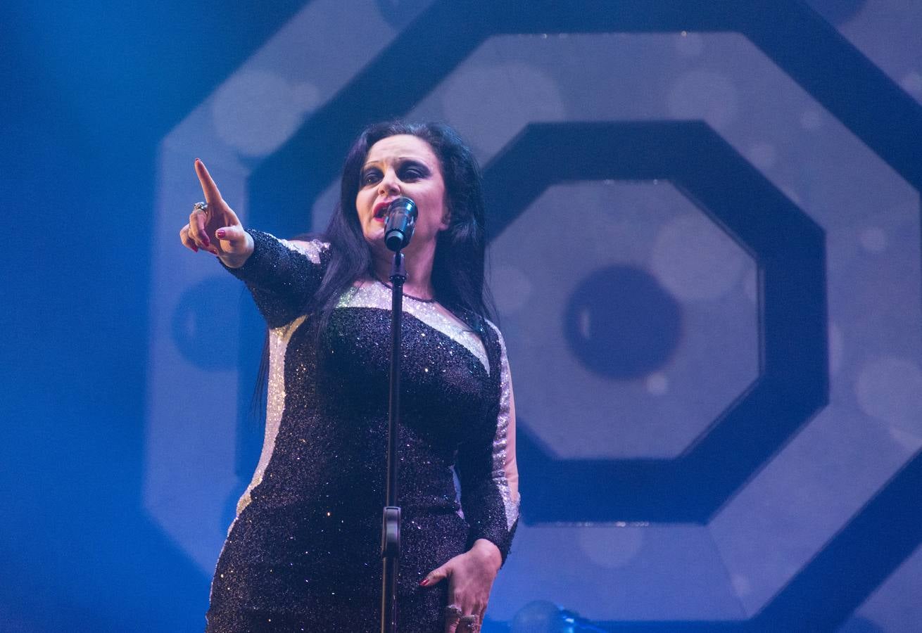 El plantel de la noche prometía, con Leiva, Fangoria, Sidonie, Coque Maya y Xoel López. Y con ellos, 25.000 personas pudieron disfrutar de la completa oferta musical que se fue sucediendo entre los escenarios Ribera del Duero y Aranda. Con el cartel de no hay billetes colgado desde última hora del jueves, la organización decidió duplicar anoche los carriles de entrada al recinto para evitar las colas que se formaron en la jornada del jueves y generaron las quejas de algunos usuarios.