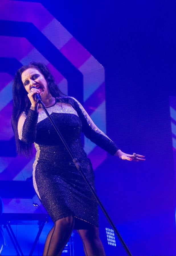 El plantel de la noche prometía, con Leiva, Fangoria, Sidonie, Coque Maya y Xoel López. Y con ellos, 25.000 personas pudieron disfrutar de la completa oferta musical que se fue sucediendo entre los escenarios Ribera del Duero y Aranda. Con el cartel de no hay billetes colgado desde última hora del jueves, la organización decidió duplicar anoche los carriles de entrada al recinto para evitar las colas que se formaron en la jornada del jueves y generaron las quejas de algunos usuarios.