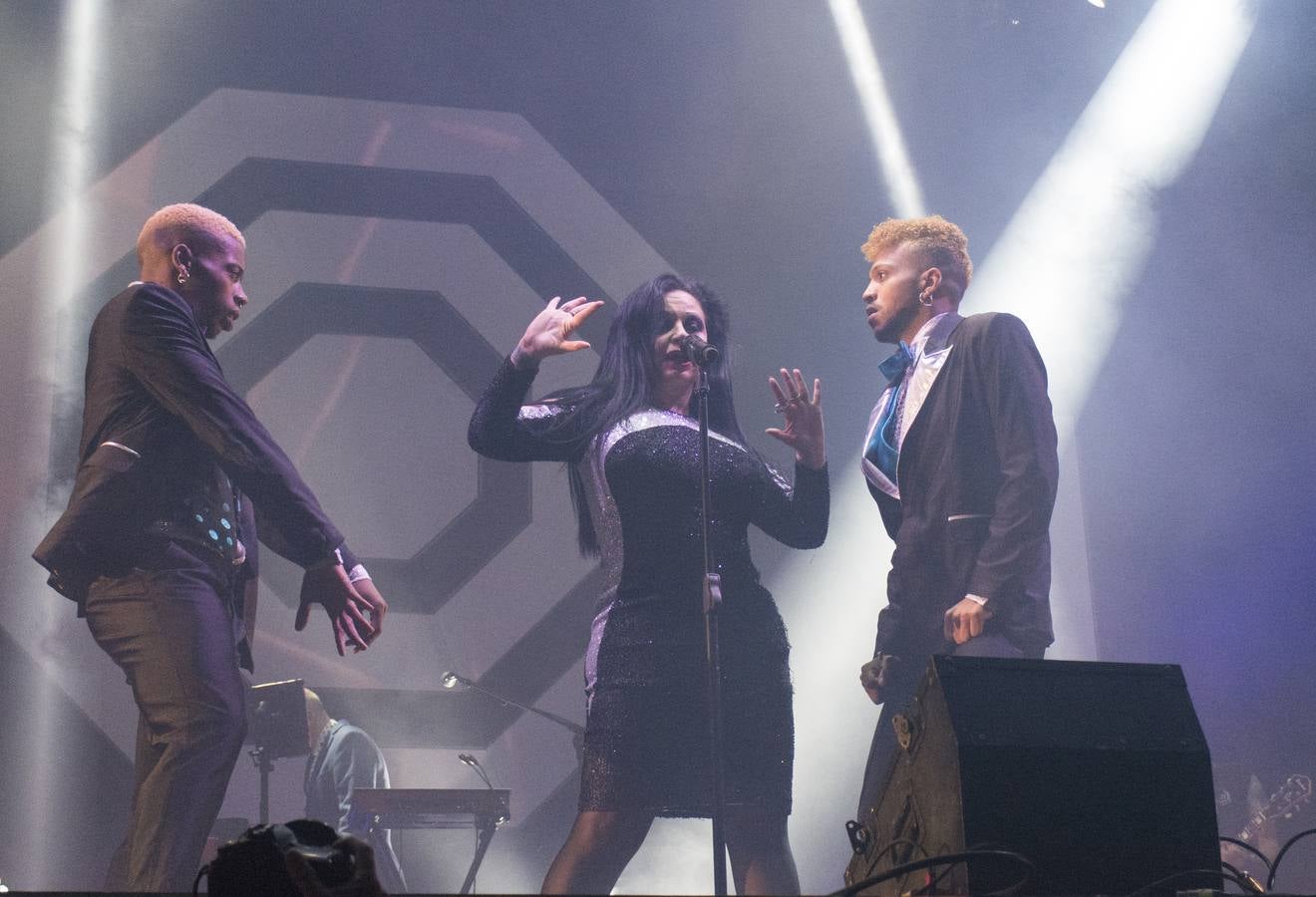 El plantel de la noche prometía, con Leiva, Fangoria, Sidonie, Coque Maya y Xoel López. Y con ellos, 25.000 personas pudieron disfrutar de la completa oferta musical que se fue sucediendo entre los escenarios Ribera del Duero y Aranda. Con el cartel de no hay billetes colgado desde última hora del jueves, la organización decidió duplicar anoche los carriles de entrada al recinto para evitar las colas que se formaron en la jornada del jueves y generaron las quejas de algunos usuarios.