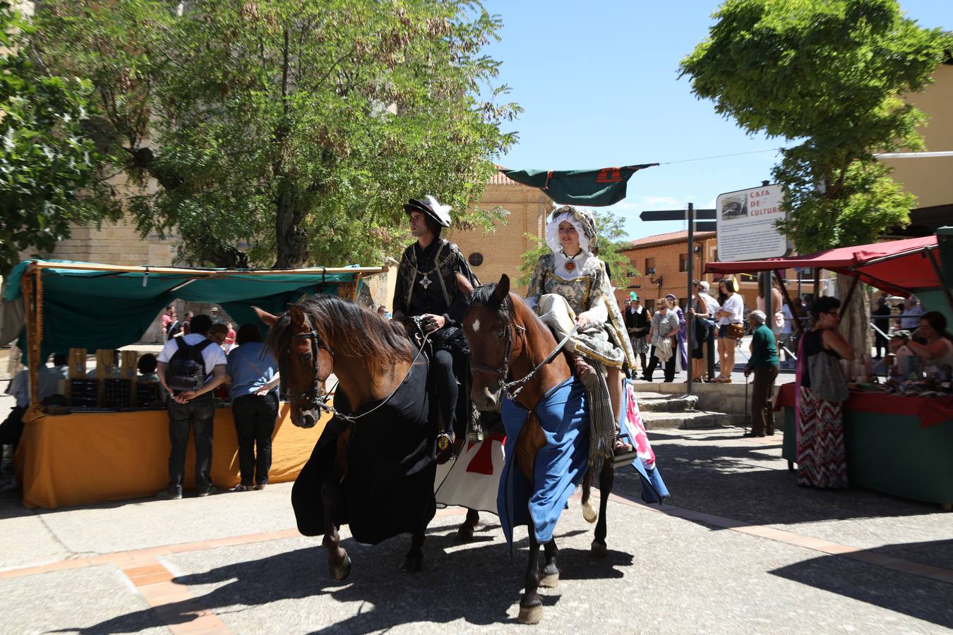 Becerril festeja la visita del emperador