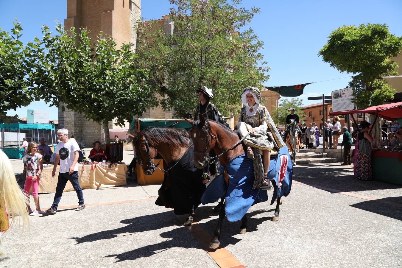 Becerril festeja la visita del emperador