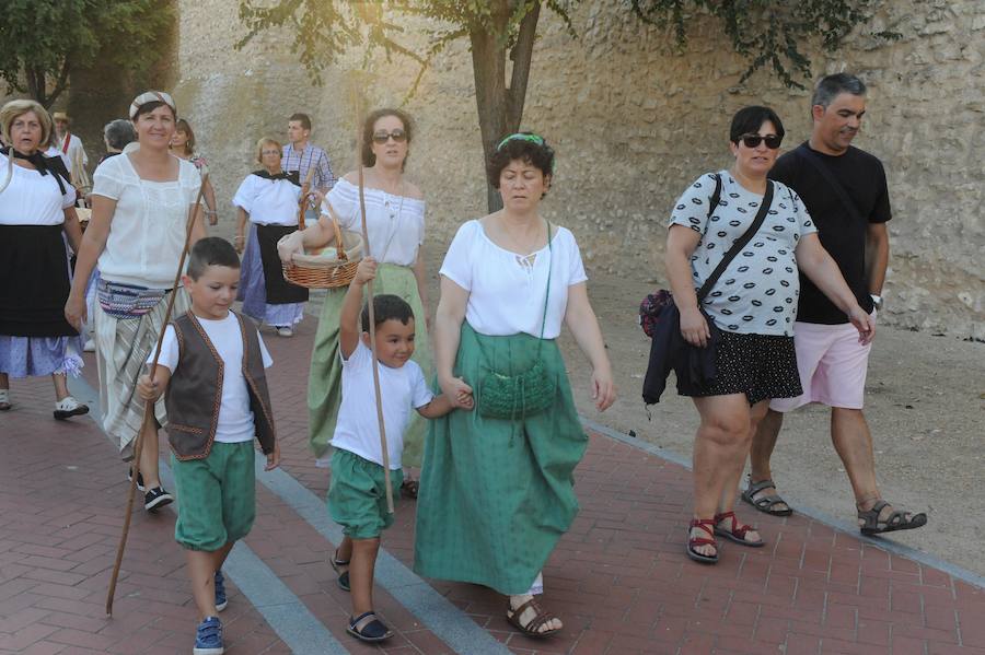 Los ciudadanos de Olmedo disfrutaron en la noche del sábado del regreso del caballero Don Alonso Manrique a su localidad natal. El motivo: la representación popular que por sexto año consecutivo realizaron en el coso adosado a la muralla.