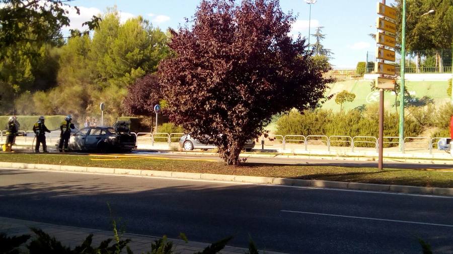 Un coche ardió ayer a las puertas del cuartel de la Guardia Civil en San Isidro. A la conductora solo la dio tiempo de bajarse del vehículo, antes de ver como el fuego consumia el auto. 