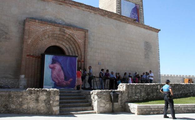 Visitantes de 'Reconcialiare' entran a la iglesia de San Martín. 