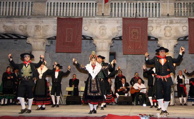 Baile durante el Fesitval Nacional de la Jota, organizado por el Grupo de Danzas Villa de Cuéllar. 