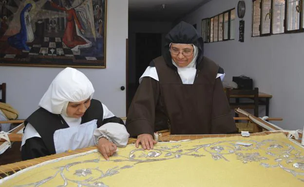Las carmelitas de Carrión tejen el manto de la Virgen de San Lorenzo en su restauración. 