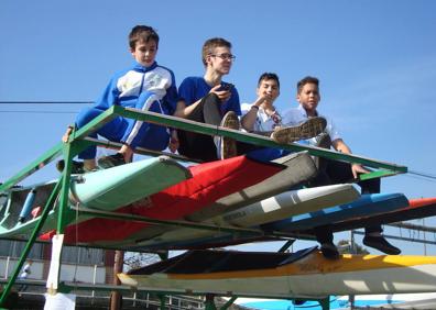 Imagen secundaria 1 - Un participante en los momentos previos a la regata. En la parte inferior cuatro de los kayakistas posan con sus canoas