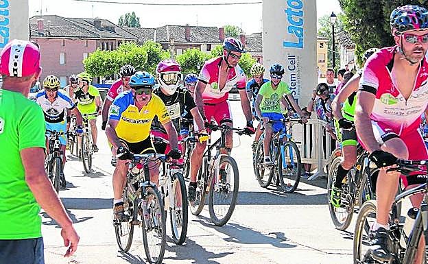 Varios ciclistas toman la salida de la BTT en Espinosa de Villagonzalo.