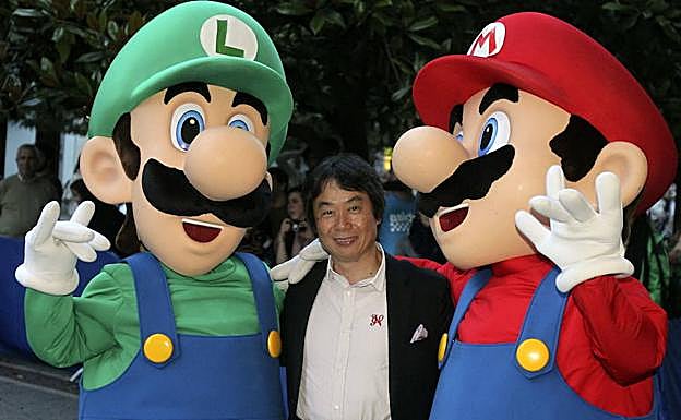 El japonés Shigeru Miyamoto, rodeado de Luigi y Mario, los dos personajes que creó para la saga del videojuego Mario Bros