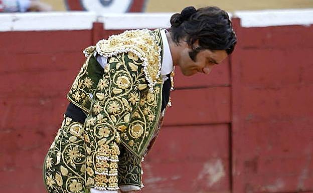 Morante de la Puebla saluda al termino de su faena en la plaza de toros de Marbella. 