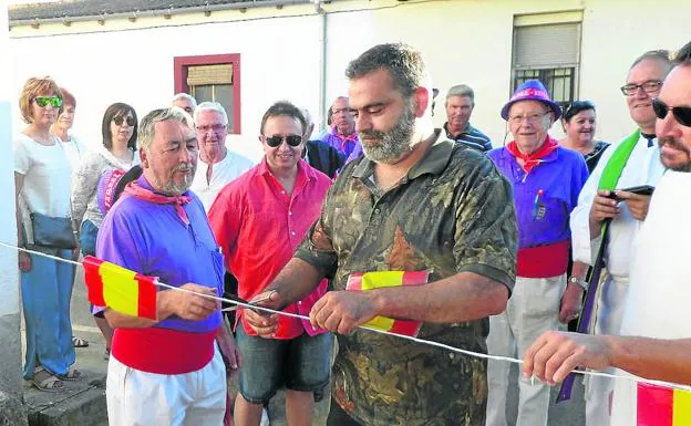 El concejal de Urbanismo, Juan Bahillo, corta la tira de banderas acompañador por el alcalde, Felicísimo García. 