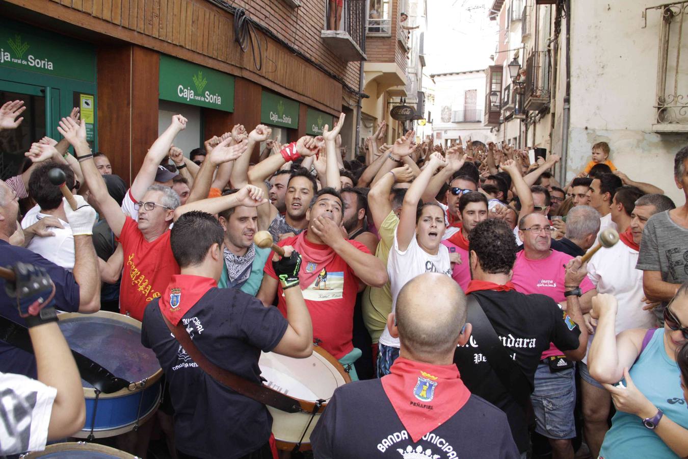 La alta participación no impidió que el pasacalles llegase a hora a su destino, la espectacular plaza del Coso