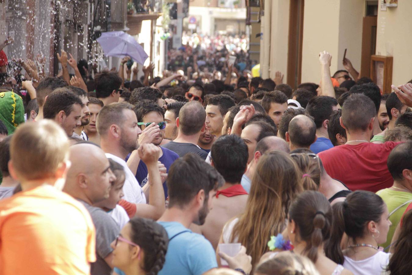 La alta participación no impidió que el pasacalles llegase a hora a su destino, la espectacular plaza del Coso