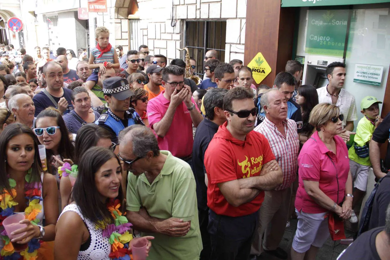 La alta participación no impidió que el pasacalles llegase a hora a su destino, la espectacular plaza del Coso